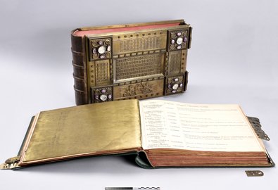 Buchkassette_mit_Stifterbuch_zur_Grundsteinlegung_