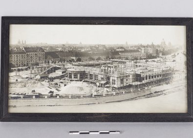 Gerahmte_Schwarzweiß-Fotografie_vom_Bau_des_Deutsc
