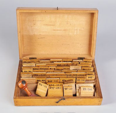 Holzkasten mit Stempelsatz Ausstellungs-Abteilungen