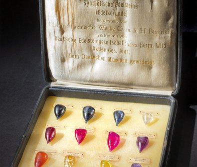 Krstallographie 225 Syntetische_Edelsteine_(Edelkorunde).jpg
