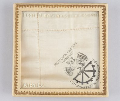 Seidentuch_mit_Museumslogo_Zum_Richtfest_5._Oktob