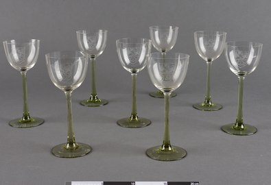 Weinglas_mit_graviertem_Museumslogo_(Hupp-Eule)
